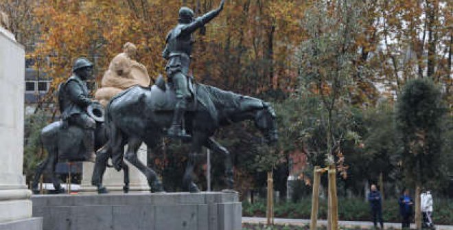 Monumento a Cervantes. Estatuas de El Quijote y Sancho Panza tras la remodelación de la Plaza de España (nov 2021)