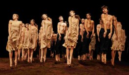 Tanztheater Wuppertal Pina Bausch © Christian Clarke La consagración de la primavera Tanztheater Wuppertal Pina Bausch © Christian Clarke La consagración de la primavera