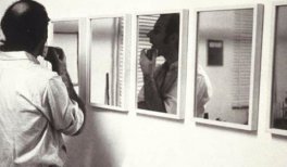Anónimo, Ian Burn afeitándose frente a 1_6 Glass/Mirror Piece, Nueva York, 1967. Cortesía Avril Burn.