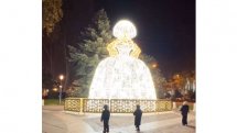 Menina gigante iluminada ubicada en el paseo del Prado junto a la fuente de Apolo. Nov 2023