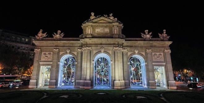 Puerta de Alcalá iluminada durante la Navidad 2024