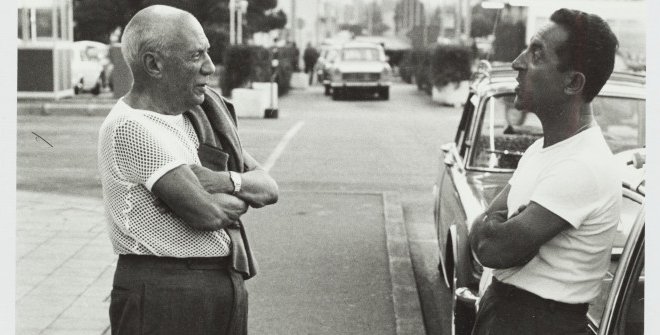Lucien Clergue. Pablo Picasso y el taxista en el aeropuerto de Niza. Niza, 20 de agosto de 1965 © Atelier Lucien Clergue © Succesión Pablo Picasso, VEGAP, Madrid (año edición)