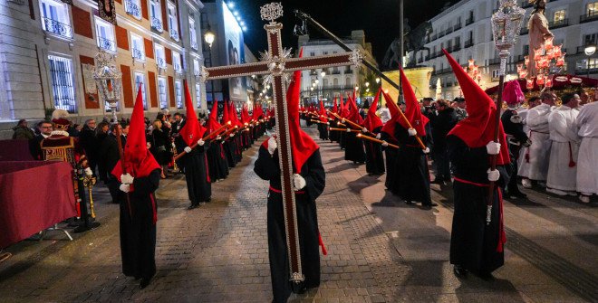 Primer acto de veneración al Lignum Crucis celebrado en la historia de la Semana Santa de Madrid. 4 de abril de 2026. © Madrid Destino