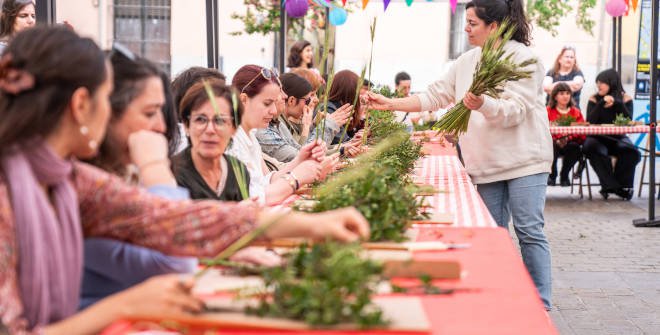 Taller de ramilletes de flores en la plaza de Santiago. Fiestas de San isidro 2025.  Autor: Enserio  © Madrid Destino