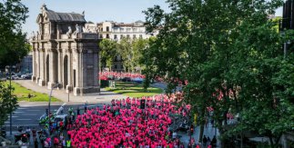 Carrera de la Mujer Madrid 2022 a su paso por la Puerta de Alcalá