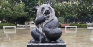 Usera, el Chinatown madrileño - Oso panda escultura