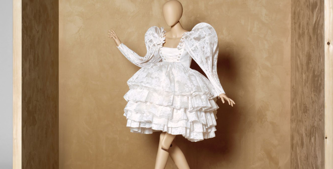 Colección otoño-invierno 2022: «Paranormal». Vestido corto de inspiración rococó, realizado en organza con estampado f loral engomado en múltiples capas de volantes y mangas jamón. ©Foto: Jesús Madriñán.