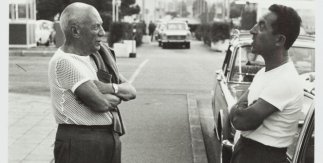Lucien Clergue. Pablo Picasso y el taxista en el aeropuerto de Niza. Niza, 20 de agosto de 1965 © Atelier Lucien Clergue © Succesión Pablo Picasso, VEGAP, Madrid (año edición)