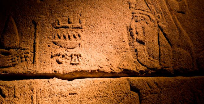 Detalle de uno de los relieves de la Capilla de Adijalamani en el Templo de Debod. Foto: Javier Sánchez © Madrid Destino
