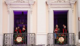 All4Gospel Choir en los balcones del Teatro Español. Navidad 2025 Madrid © Madrid Destino