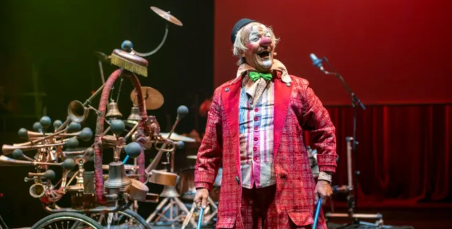 Fuman, el payaso músico viajero