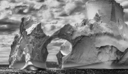 Sebastião Salgado, Iceberg en el mar de Weddell. Península Antártica, 2005. © Sebastião Salgado.
