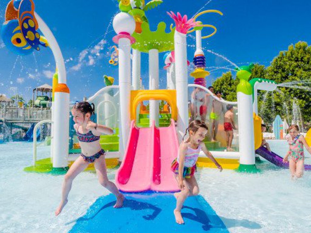 Parque Warner Beach