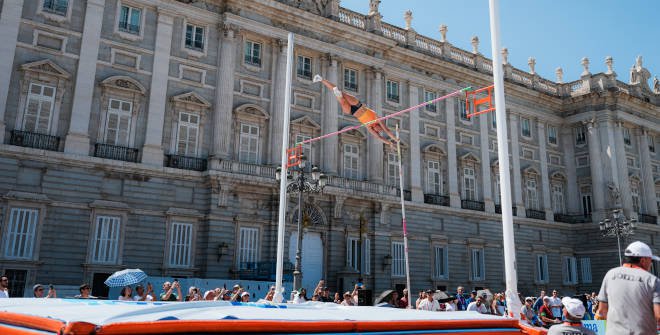 Prueba de pértiga Campeonato Europeo de Atletismo por Equipos delante del Palacio Real. © RFEA | Sportmedia