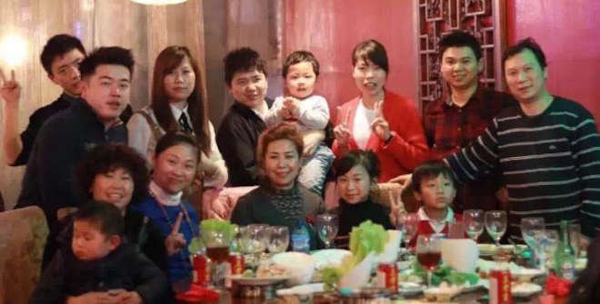 Elisa Zhou, de azul, celebra el Año Nuevo Chino con su familia