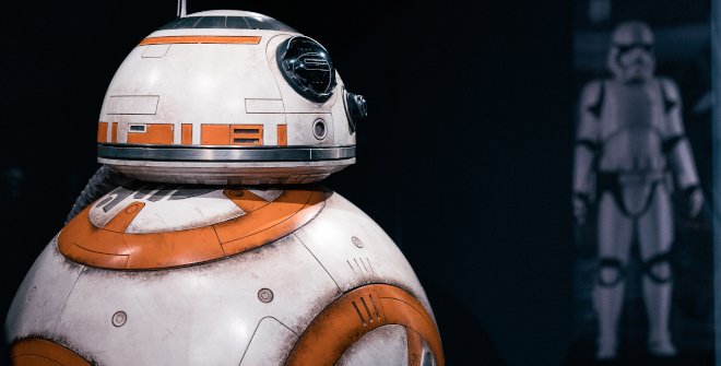 Disney The Exhibition. Linus Harwig. Marioneta de BB-8 utilizada en Star Wars: El despertar de la Fuerza (2015), Star Wars: Los últimos Jedi (2017) y Star Wars: El ascenso de Skywalker (2019), expuesta en la galería El Espíritu de 
