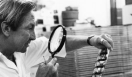 Robert Rauschenberg examinando una hoja de contactos en Gemini G.E.L., Los Ángeles, California, 1991. Foto: © Sidney B. Felsen