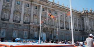 Prueba de pértiga Campeonato Europeo de Atletismo por Equipos delante del Palacio Real. © RFEA | Sportmedia