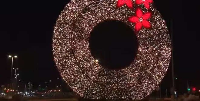 Corona navideña de 18 metros de diámetro en la plaza del Cardenal Cisneros (Ciudad Universitaria). Navidad 2023
