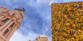 Árbol de Navidad en el cruce entre Gran Vía y Alcalá. Navidad Madrid 2025. Foto: Álvaro López. © Madrid Destino