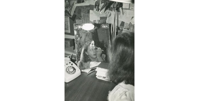 Autor desconocido, [Blanca Sánchez reflejada en un espejo pintándose los ojos], ca. 1975