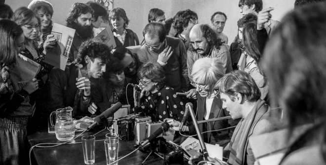 Foto de Javier Porto. Rueda de prensa en la Galería Fernando Vijande, Andy Warhol y Christopher Makos (1983)