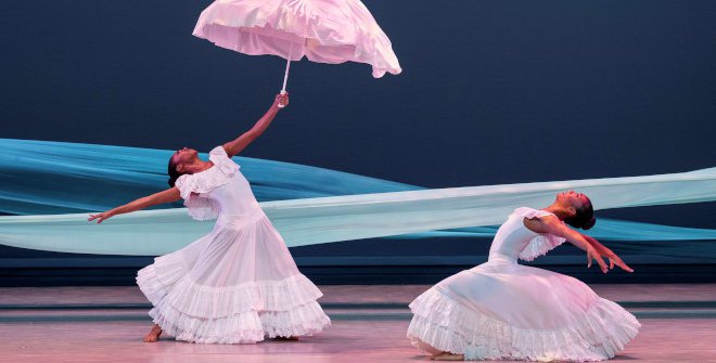 Alvin Ailey American Dance Theater © Paul Kolnik: Corrin Rachelle Mitchell y Hannah Richardson en Revelations. Alvin Ailey American Dance Theater