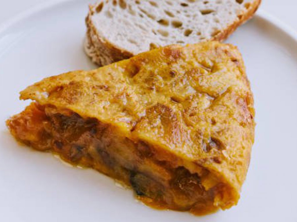 Tortilla de patata con cebolla confitada. ALTO BARDERO  Plaza de Puerta de Moros, 4.LA LATINA. Tel. 91 146 72 36