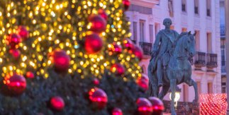 Iluminación navideña de la Puerta del Sol de Madrid durante la Navidad 2024 con la estatua de Carlos III al fondo. Foto: Álvaro López del Cerro © Madrid Destino