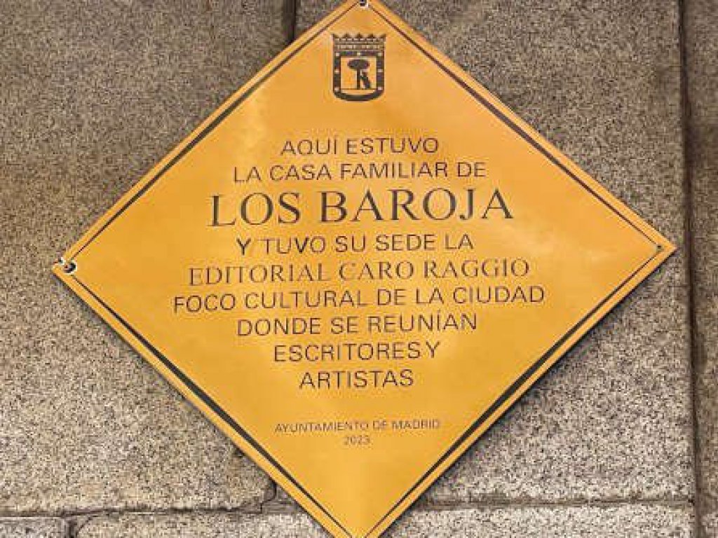Placa en la calle Juan Álvarez Mendizábal 36, donde estuvo situada la residencia familiar y primera sede de la editorial de los Baroja, Caro Raggio