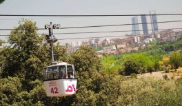 Teleférico de Madrid con las Cuatro Torres al fondo
