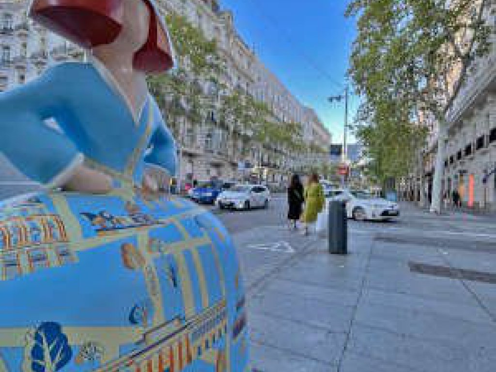Meninas Madrid Gallery 2023. Artista: Walk Around. Título: Descubre Madrid. Calle Serrano con Hermosilla