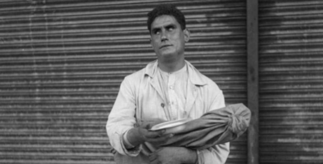 Músico en una calle de Barcelona. 1933 © Dora Maar