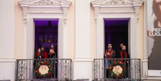  All4Gospel Choir en los balcones del Teatro Español. Navidad 2025 Madrid © Madrid Destino