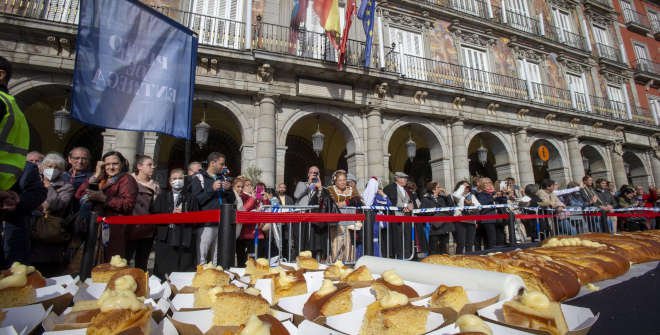 Imagen de la degustación de la Corona de la Almudena en Plaza Mayor en 2022 © Ayuntamiento de Madrid