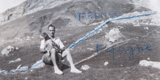 Exiliado fotografiándose en la frontera. Colección privada de la familia Sánchez