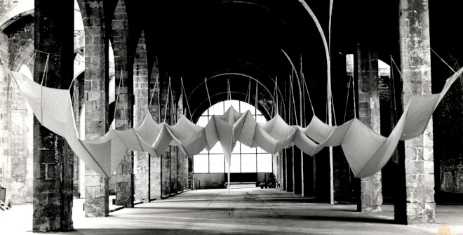 Instalación textil suspendida de Aurèlia Muñoz en un gran espacio industrial