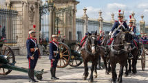Cambio de guardia y relevo solemne en el Palacio Real de Madrid