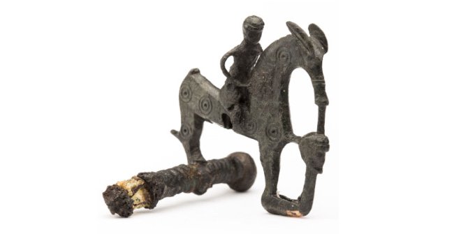 Fíbula de jinete y caballito ©Museo de Zaragoza