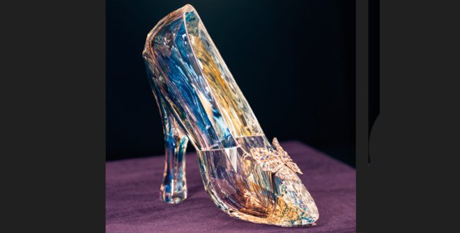 Disney The Exhibition. Linus Harwig. Zapatilla de cristal de la versión de acción real de Cenicienta (2015), expuesta en la galería ¿De dónde vienen las historias? de la exposición. Copyright: © Disney