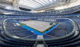Estadio Santiago Bernabéu con el césped guardado