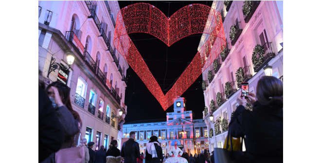 Luces de Navidad en la calle Preciados con el reloj de la Puerta del Sol al fondo. Navidad 2021
