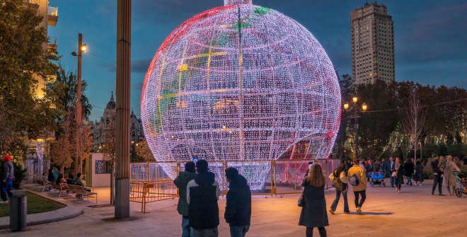 Gran bola de Navidad en la entrada de los Jardines de Sabatini, junto a la Plaza de España. Nov 2023. Autor: Álvaro López del Cerro. © Madrid Destino