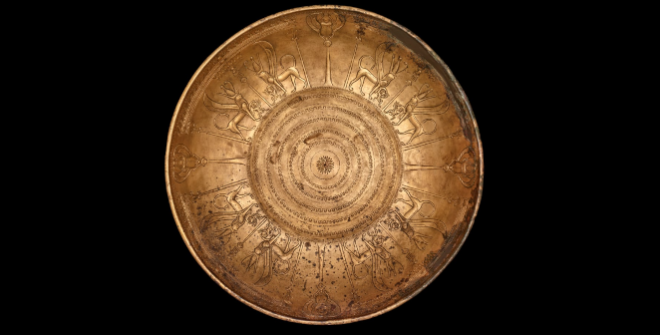 Cuenco de bronce decorado con cuatro pares de esfinges aladas y cabeza de halcón, 645-640 a. de C., palacio noroeste, Nínive (Irak). N.9 © The Trustees of the British Museum