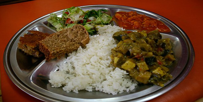 Comida para a alma: conheça o restaurante vegetariano do Templo Hare Krishna