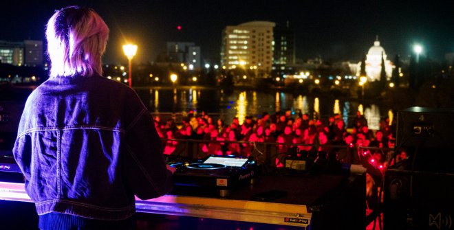 DY Yang pinchando en el templete del parque de Pradolongo (USera) durante las celebraciones del Año Nuevo Chino de Madrid. 20 de febrero de 2026