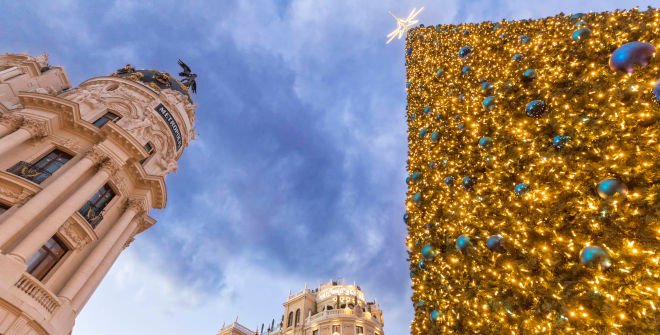 Árbol de Navidad en el cruce entre Gran Vía y Alcalá. Navidad Madrid 2025. Foto: Álvaro López. © Madrid Destino