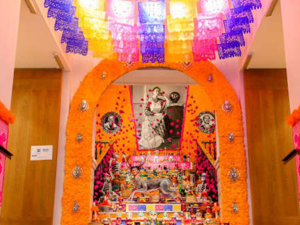 Vista frontal del Altar de Muertos 2022 en la Casa de México de Madrid