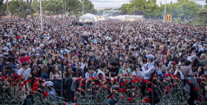 Público reunido delante del escenario de la Pradera de San Isidro durante las Fiestas de San isidro 2023