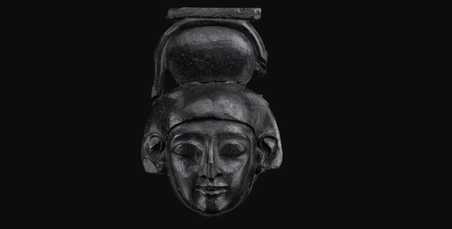 Cabeza de marfil perteneciente a un panel de marfil calado, ennegrecido por el fuego, 800-600 a. de C., palacio sureste, Nimrud (Irak). N.881 © The Trustees of the British Museum